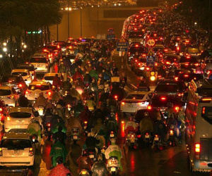 Chảnh chọe như Uber, Grab và Taxi ngày mưa rét: Tăng cước gấp đôi, 'gọi trăm cuộc không bắt được xe'