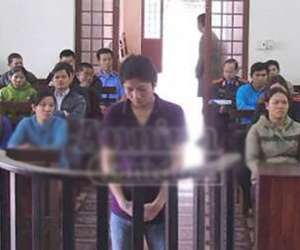 Giở trò đồi bại với nữ sinh xong, quay lại lấy xe máy thì bị phát giác