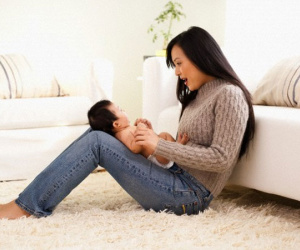 Khi em định đạp cửa xông vào đánh ghen thì bất ngờ nghe được câu nói của chồng khiến mắt em cay xè