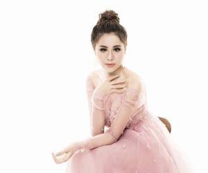'Kiều nữ' Nam Thư đổi phong cách với váy áo gam hồng
