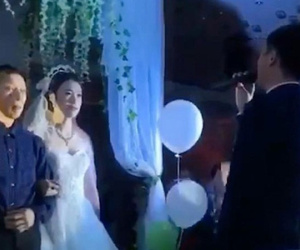 Trong đám cưới, chú rể xung phong hát một bài khiến bố vợ tái mặt