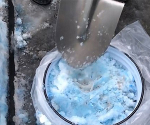 Tuyết màu xanh phủ kín thành phố Nga khiến dân hoang mang