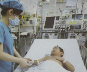 Bé trai nuốt bóng đèn suốt 1 năm mới được phát hiện
