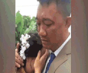 Bố khóc nức nở tiễn con về nhà chồng gây bão mạng: 'Nhà có 2 đứa, 1 đứa đi rồi, đứa kia lấy chồng nốt thì bố trắng tay'