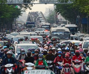 Người dân đi nghỉ Tết, đường phố Sài Gòn và Hà Nội kẹt cứng