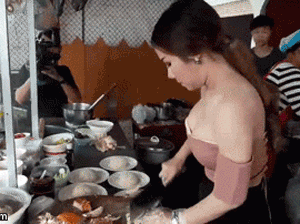 Chưa kịp nổi tiếng, thạc sĩ bán cơm gà đã bị cư dân mạng 'vùi dập' vì ăn mặc phản cảm và làm lố quá đà