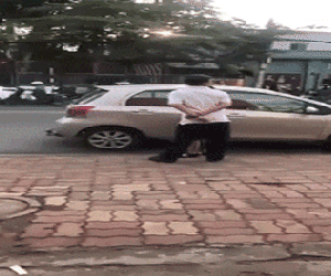 Clip: Bị nhắc nhở đỗ xe chắn cửa hàng, người đàn ông liên tục nhổ nước bọt, đứng ngoáy mông, vứt rác phía trước cửa hàng