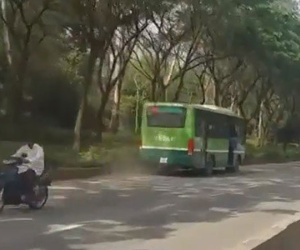 Đình chỉ tài xế và phụ xe điều khiển xe buýt chạy ngược chiều trên đường phố Sài Gòn