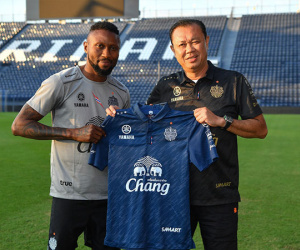 Đội bóng nhà giàu Thái Lan chiêu mộ 'sát thủ' V.League
