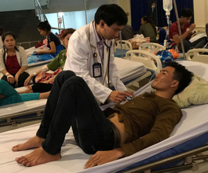 Gần 100 công nhân nôn ói, ngất xỉu sau bữa ăn tối