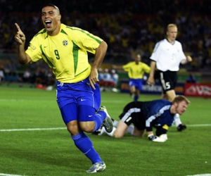 Ronaldo 'béo' lộ lý do chọn mái tóc dị ở World Cup 2002