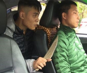 Tên cướp kề dao uy hiếp lái xe taxi