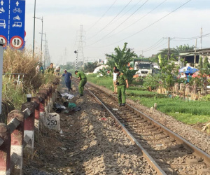 TP.HCM: Bỏ lại xe máy, người phụ nữ leo qua rào chắn lao đầu vào xe lửa tử vong
