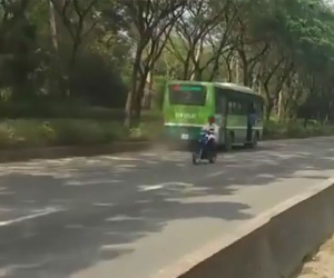 Video: Xe buýt chạy ngược chiều trên đường Sài Gòn