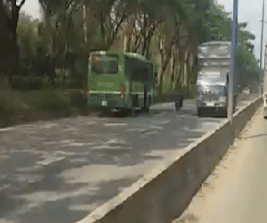 Xe buýt chạy ngược chiều ở Sài Gòn