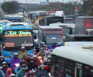 Hà Nội: Người dân tiếp tục về quê nghỉ Tết Dương lịch, đường cao tốc quốc lộ 5 ùn tắc kéo dài hàng km