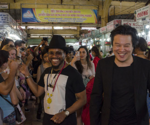 Thanh Bùi và ca sĩ nhóm Black Eyed Peas ăn quà vặt chợ Bến Thành
