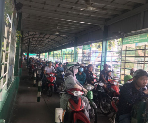 Dân Sài Gòn nườm nượp qua phà, ra bến xe chơi lễ