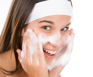 Làm sạch da mặt buổi sáng có cần cầu kỳ, đầy đủ các bước như buổi tối?