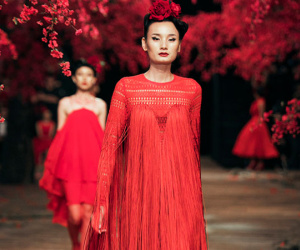 Lê Thúy bị tụt váy khi catwalk