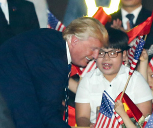 Cậu bé 11 tuổi bất ngờ được Tổng thống Donald Trump tặng hoa