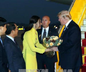 Dân mạng sốt sắng tìm danh tính cô gái tặng hoa cho Tổng thống Mỹ Donald Trump