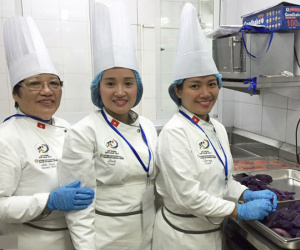 Ba mẹ con cùng nấu tiệc trưa cho các nhà lãnh đạo APEC