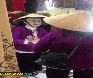 Bật cười với đoạn video cụ bà 103 tuổi tự nói chuyện với mình trong gương