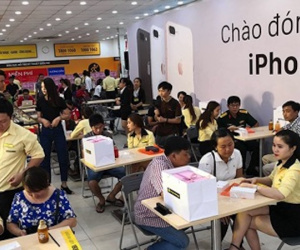 Bộ đôi iPhone 8 và 8 Plus “gây bão” tại Thế Giới Di Động sáng 10/11