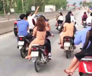 Cả đoàn rước dâu không mũ bảo hiểm, lạng lách trên quốc lộ