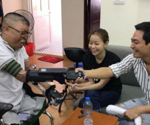 Chiến sỹ sống sót duy nhất sau vụ rơi máy bay ở Hòa Lạc nhận tay giả từ MC Phan Anh
