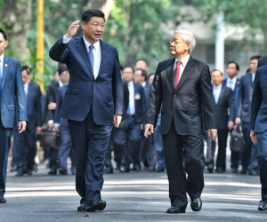 Chủ tịch Trung Quốc đi dạo trong khu di tích Chủ tịch Hồ Chí Minh