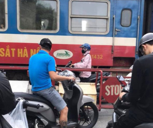 Hành động của cô gái khiến cả phố bức xúc 'nín thở' theo dõi