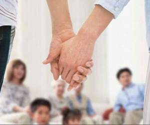 Mẹ chồng làm rơi mâm lễ, quay mặt đi khi vừa gặp thông gia