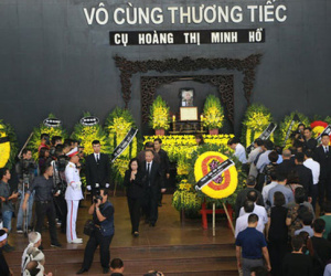 Tổng Bí thư gửi vòng hoa viếng cụ Hoàng Thị Minh Hồ
