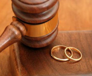 Vợ đòi ly hôn vì... chồng làm hết việc nhà