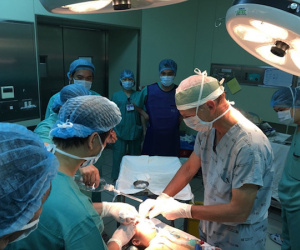 'Đôi tay vàng' phẫu thuật tạo hình Mỹ đến Huế mổ u quái hàm cho bệnh nhi
