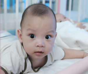 Được chăm sóc tận tình, bé trai bị vứt ở lề đường khiến kiến lửa bò đầy miệng đã bụ bẫm, khỏe mạnh