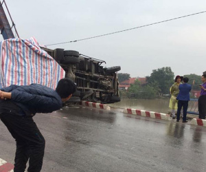 Hải Phòng: Xe tải lật đè hai mẹ con đi SH, một người tử vong tại chỗ