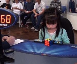 Thán phục bé gái 3 tuổi giải khối rubik trong... 47 giây