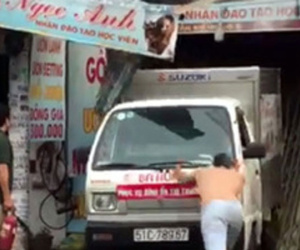 Video: Xe tải tông sập cửa căn nhà cháy ở Sài Gòn, tìm người mắc kẹt