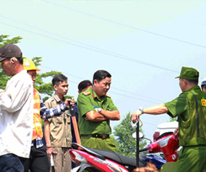 Cảnh sát vây bắt đối tượng cầm dao cố thủ trong nhà dân
