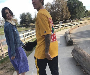 Fan bắt gặp Justin Bieber và Selena Gomez đi dạo bên hồ