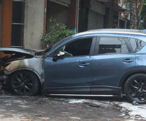 Hà Nội: Xe Mazda CX-5 bất ngờ cháy trụi đầu trong đêm