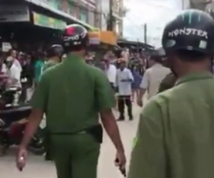 Video: Cảnh sát nổ súng bắt người cầm dao ngăn thi công chợ