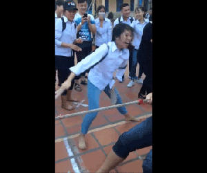 Video: Cô bạn cầm dép cổ vũ thi kéo co cuồng nhiệt thực sự!