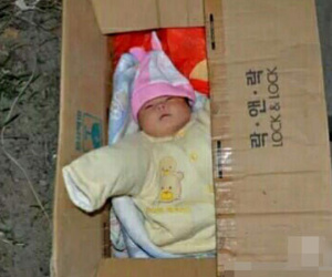 Bé trai sơ sinh còn nguyên dây rốn bị bỏ rơi trong hẻm
