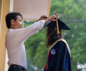 Cha nghèo bắt xe từ 4h sáng lên thành phố chụp kỷ yếu với con gái