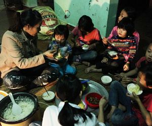 Một ngày tất bật của cặp vợ chồng 12 năm đẻ 8 đứa con