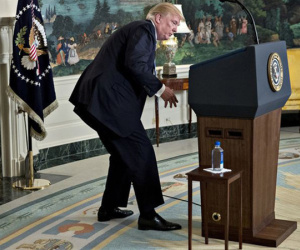 Tổng thống Trump loay hoay tìm nước uống khi đang phát biểu
